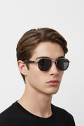 Erkek modelde unisex güneş gözlüğü sağdan açı