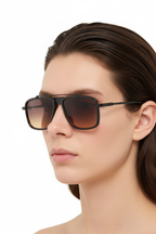 Modelde unisex tortoise kare aviator güneş gözlüğü sağdan açı