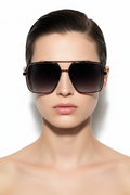 Erkek modelde oversize kare aviator güneş gözlüğü önden