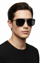Modelde unisex kare aviator güneş gözlüğü sağdan açı
