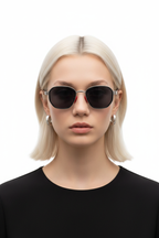 Kadın modelde unisex güneş gözlüğü