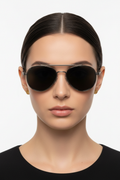 Aviator güneş gözlüğü model ile cephe